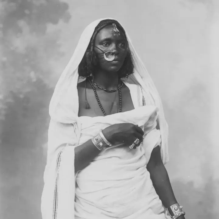 Zwart-wit foto van een Afrikaanse vrouw.